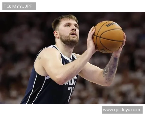 东契奇向里夫斯展示扭伤手指里夫斯惊呼难以置信的反应引发热议